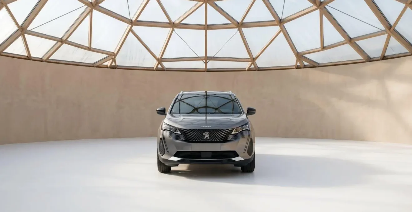 Peugeot 3008 Hybrid grise sous un dôme de verre transparent dans un environnement minimaliste blanc, symbolisant la protection des garanties automobiles