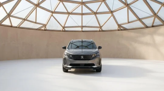 Peugeot 3008 Hybrid grise sous un dôme de verre transparent dans un environnement minimaliste blanc, symbolisant la protection des garanties automobiles